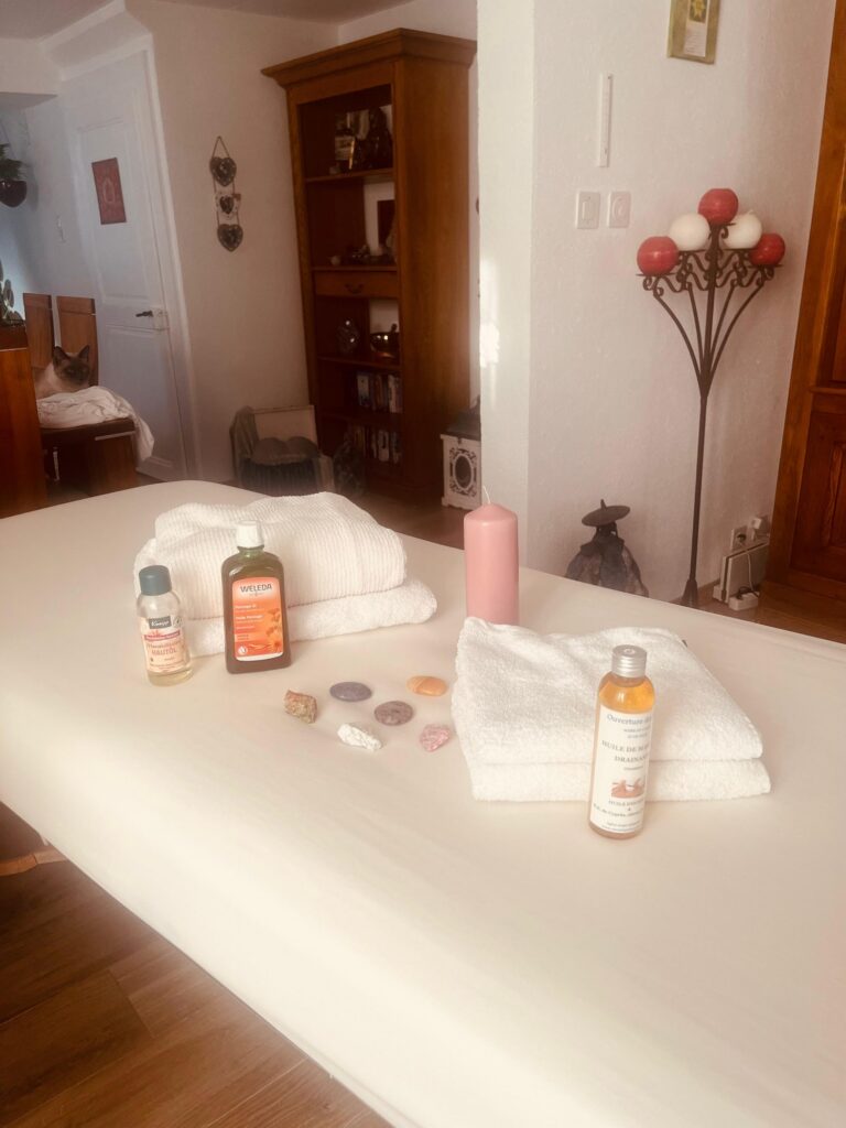 La table de massage, huiles et pierres