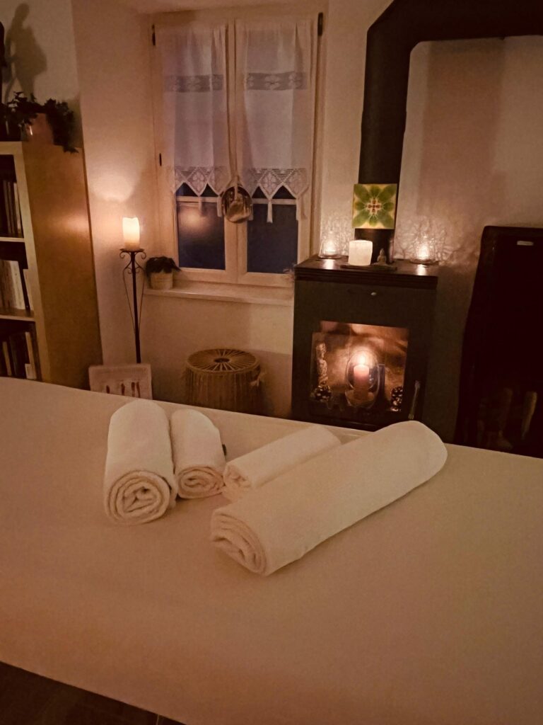 Le cabinet le soir, serviettes et bougies